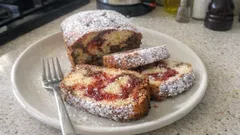 Marmorierte Torta mit Erdbeer-Konfi: saftiger Joghurtkuchen, der immer gelingt