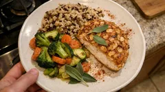 Poulet «impanato» mit Mandelkruste – knusprig gebraten mit Wildreis & Saisongemüse