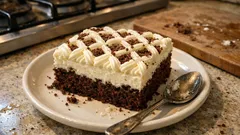 Cheesecake-Piumino vom Blech – luftiger Kakao-Boden mit cremigem Gitter-Topping