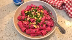 Randen-Rigatoni mit Meerrettich: cremige Cashew-Sauce ohne Rahm, in wenigen Minuten