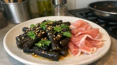 Schwarzwurzeln mit Honig-Zitrone, Sesam und Rohschinken – warm & fein