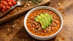 Crema di pomodori arrosto – geröstete Tomatencremesuppe mit Quinoa & Avocado