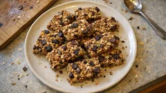 Müesli-Riegel selber machen: knusprig, fruchtig und mit dunkler Schoggi