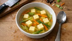 Klare Gemüsebouillon mit Eierstich: so gelingt sie aromatisch und bleibt schön klar