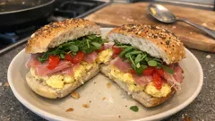 Bagel mit Rührei und Rohschinken – in 10 Minuten ein warmes Frühstück