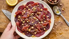 Randen-Rohschinken-Carpaccio in 10 Minuten – mit Zitronen-Vinaigrette und Haselnüssen