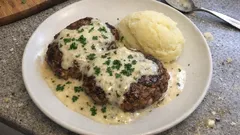Hacksteaks mit cremiger Knoblauchsauce – saftig aus der Pfanne, schnell gemacht