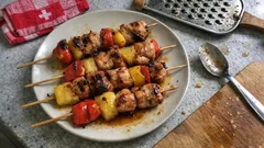 Pouletspiessli mit Peperoni und Ananas – saftig, schnell, aus Pfanne oder Ofen