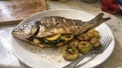 Mormora al forno: saftiger Ofenfisch mit Zitrone, Kräutern und Lauch vom Blech