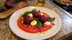 Randen-Symphonie: Randenkugeln mit Rüebli-Püree & Ziegencrème – elegant als Vorspeise