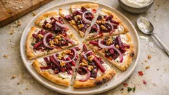 Randen-Flammkuchen mit Crème fraîche und Baumnüssen – knusprig in 25 Minuten